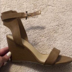 Shoe dazzle tan wedges size 8